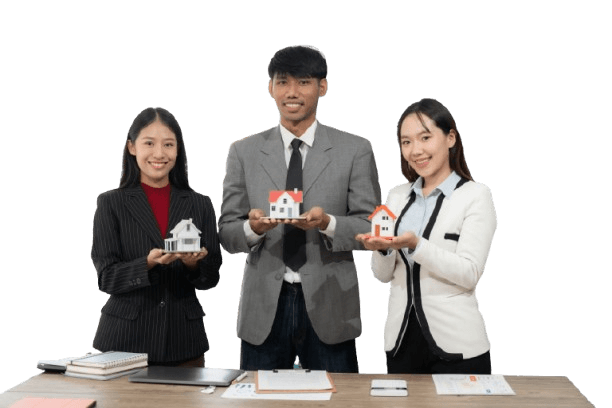 Équipe de conseillers présentant des maquettes de maisons pour un projet immobilier