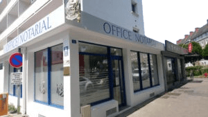 Façade de l’office notarial en angle de rue avec grandes vitrines et enseigne OFFICE NOTARIAL